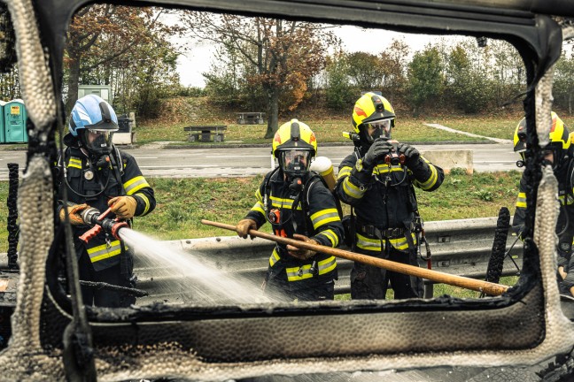 Wohnwagenanh�nger auf Innkreisautobahn bei Haag am Hausruck in Vollbrand