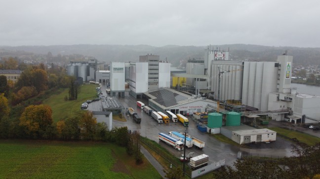Einsatzkr�fte der Feuerwehr bei Brand in einem Unternehmen in Aschach an der Donau im Einsatz