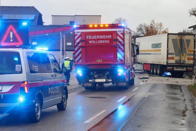 Personenrettung: Schwerverletzter bei Crash zwischen LKW und PKW in Steinerkirchen an der Traun