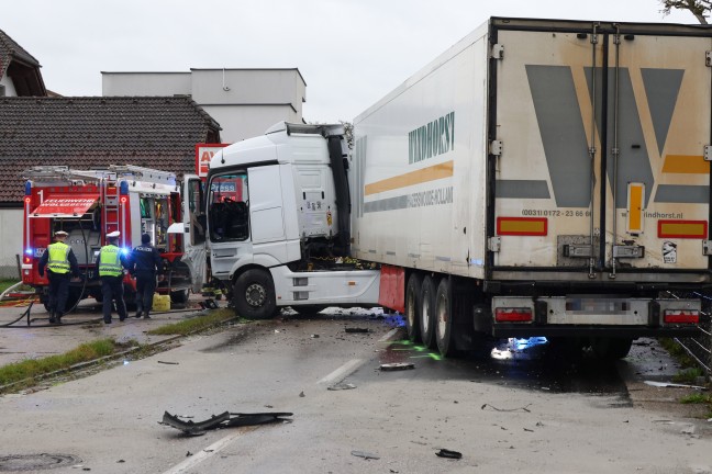 Personenrettung: Schwerverletzter bei Crash zwischen LKW und PKW in Steinerkirchen an der Traun