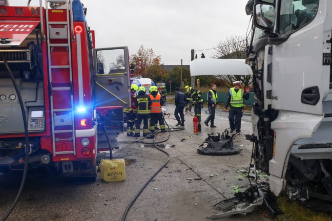Personenrettung: Schwerverletzter bei Crash zwischen LKW und PKW in Steinerkirchen an der Traun