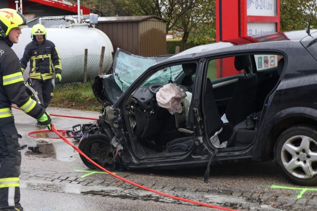 Personenrettung: Schwerverletzter bei Crash zwischen LKW und PKW in Steinerkirchen an der Traun