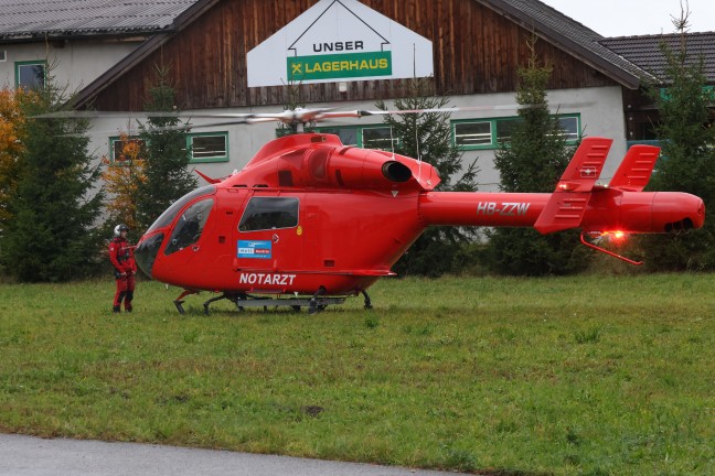 Personenrettung: Schwerverletzter bei Crash zwischen LKW und PKW in Steinerkirchen an der Traun