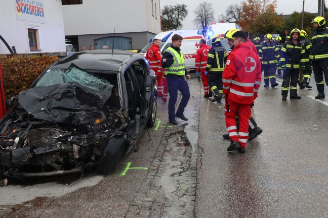 Personenrettung: Schwerverletzter bei Crash zwischen LKW und PKW in Steinerkirchen an der Traun