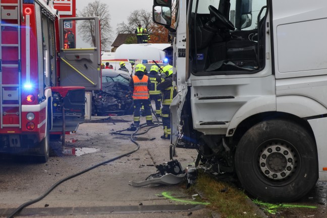 Personenrettung: Schwerverletzter bei Crash zwischen LKW und PKW in Steinerkirchen an der Traun