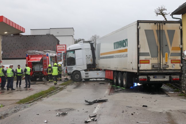 Personenrettung: Schwerverletzter bei Crash zwischen LKW und PKW in Steinerkirchen an der Traun
