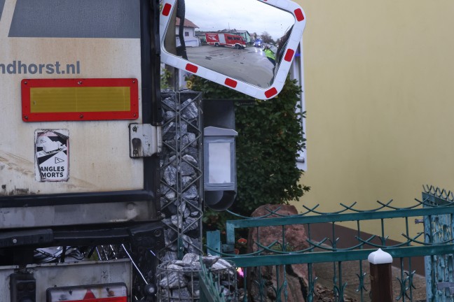 Personenrettung: Schwerverletzter bei Crash zwischen LKW und PKW in Steinerkirchen an der Traun