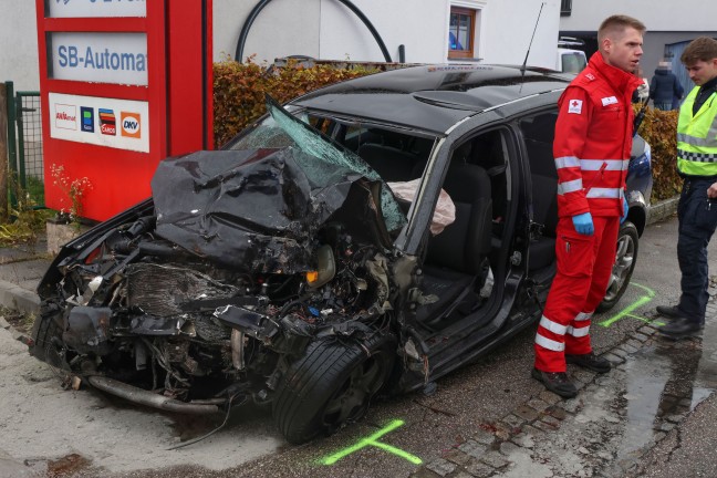 Personenrettung: Schwerverletzter bei Crash zwischen LKW und PKW in Steinerkirchen an der Traun