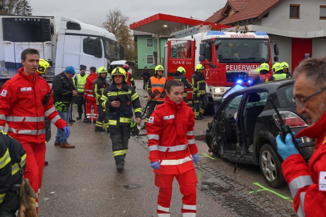 Personenrettung: Schwerverletzter bei Crash zwischen LKW und PKW in Steinerkirchen an der Traun