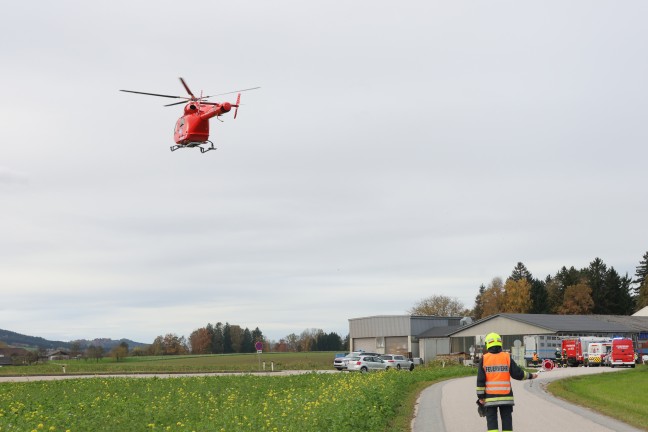 Einsatzkr�fte zu Personenrettung nach Auffahrunfall vor Kreuzungsbereich in Pettenbach alarmiert