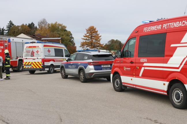 Einsatzkr�fte zu Personenrettung nach Auffahrunfall vor Kreuzungsbereich in Pettenbach alarmiert