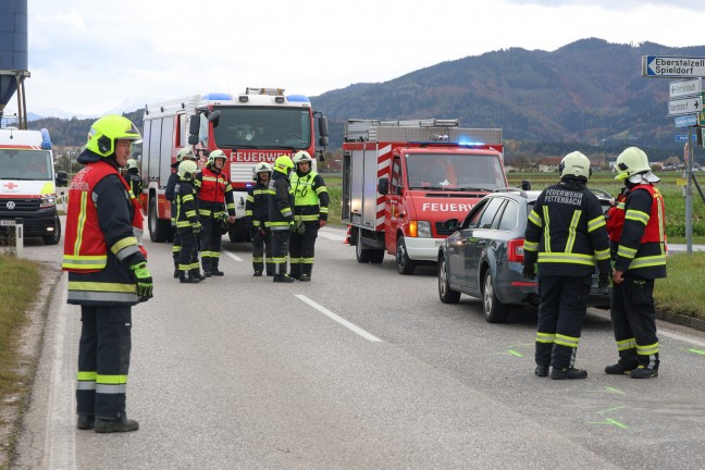 Einsatzkr�fte zu Personenrettung nach Auffahrunfall vor Kreuzungsbereich in Pettenbach alarmiert