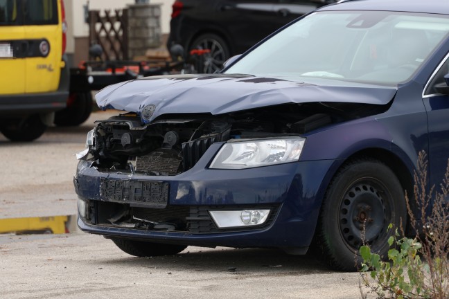 Einsatzkr�fte zu Personenrettung nach Auffahrunfall vor Kreuzungsbereich in Pettenbach alarmiert