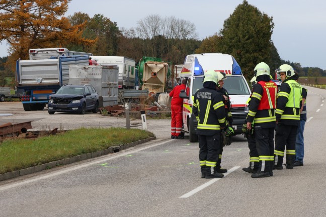 Einsatzkr�fte zu Personenrettung nach Auffahrunfall vor Kreuzungsbereich in Pettenbach alarmiert