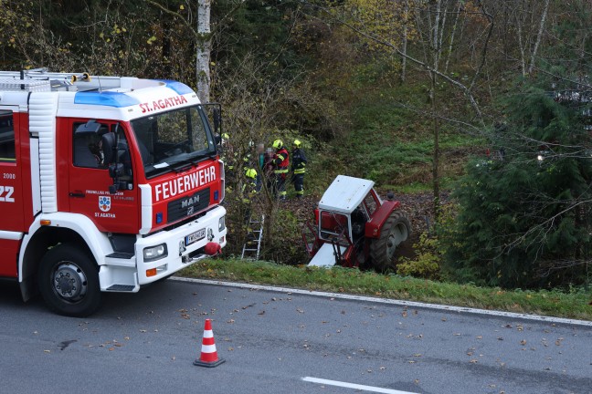 Traktor bei St. Agatha in Bachbett des Freyentalerbachs gest�rzt - Traktorlenker lag verletzt am Weg