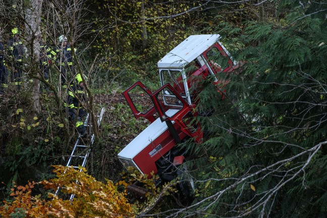 Traktor bei St. Agatha in Bachbett des Freyentalerbachs gest�rzt - Traktorlenker lag verletzt am Weg