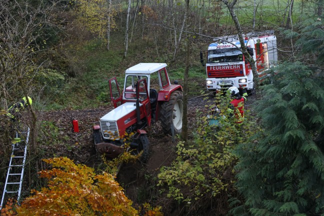 Traktor bei St. Agatha in Bachbett des Freyentalerbachs gest�rzt - Traktorlenker lag verletzt am Weg