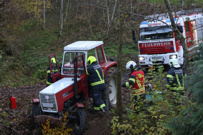 Traktor bei St. Agatha in Bachbett des Freyentalerbachs gest�rzt - Traktorlenker lag verletzt am Weg