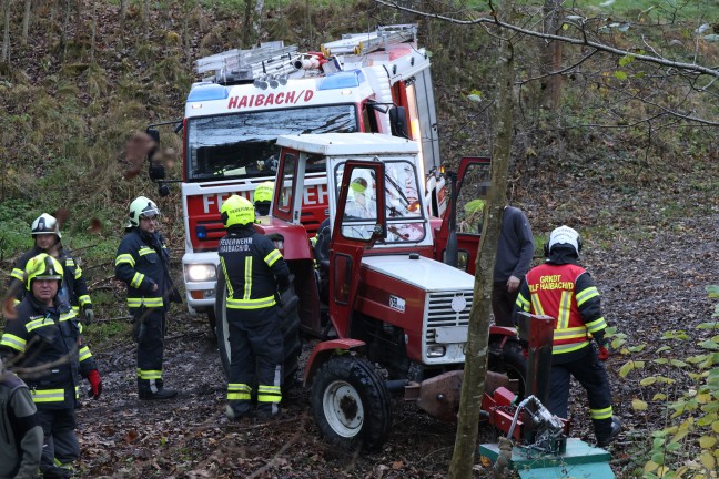 Traktor bei St. Agatha in Bachbett des Freyentalerbachs gest�rzt - Traktorlenker lag verletzt am Weg
