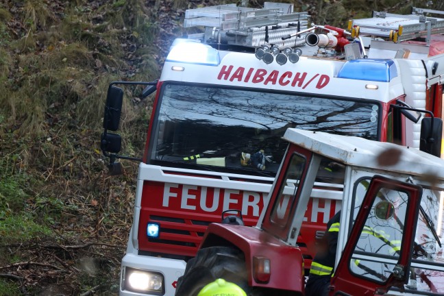 Traktor bei St. Agatha in Bachbett des Freyentalerbachs gest�rzt - Traktorlenker lag verletzt am Weg