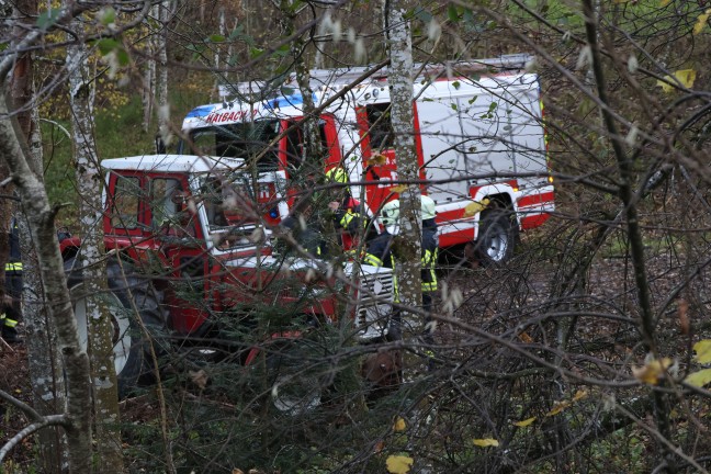 Traktor bei St. Agatha in Bachbett des Freyentalerbachs gest�rzt - Traktorlenker lag verletzt am Weg