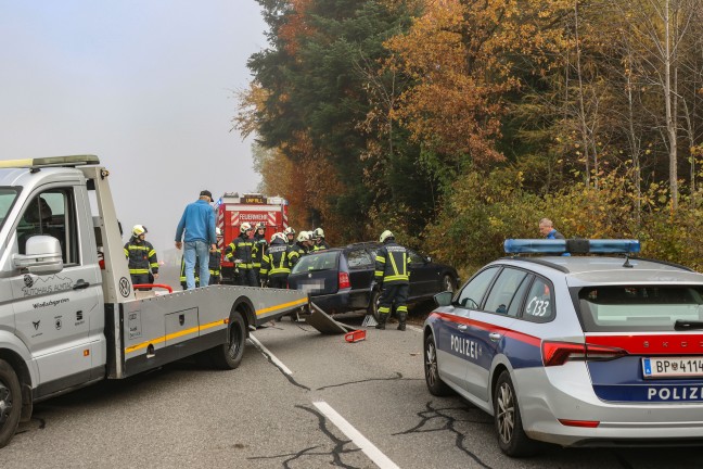 Auto in Seitenlage: PKW-Lenker bei Verkehrsunfall in Gschwandt verletzt