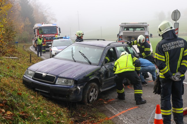 Auto in Seitenlage: PKW-Lenker bei Verkehrsunfall in Gschwandt verletzt