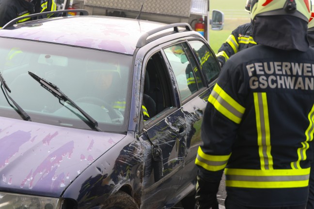 Auto in Seitenlage: PKW-Lenker bei Verkehrsunfall in Gschwandt verletzt