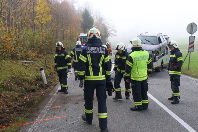 Auto in Seitenlage: PKW-Lenker bei Verkehrsunfall in Gschwandt verletzt