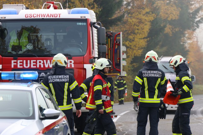 Auto in Seitenlage: PKW-Lenker bei Verkehrsunfall in Gschwandt verletzt