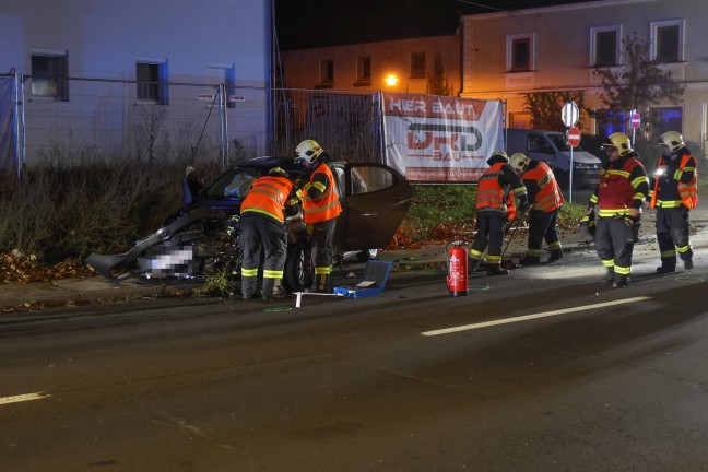 Geisterfahrerunfall: Heftiger Crash mit falsch fahrendem PKW auf Wiener Stra�e in Wels-Pernau