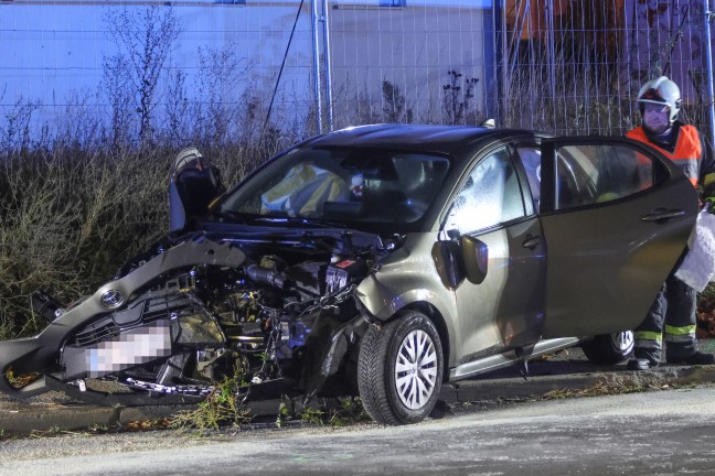 Geisterfahrerunfall: Heftiger Crash mit falsch fahrendem PKW auf Wiener Stra�e in Wels-Pernau