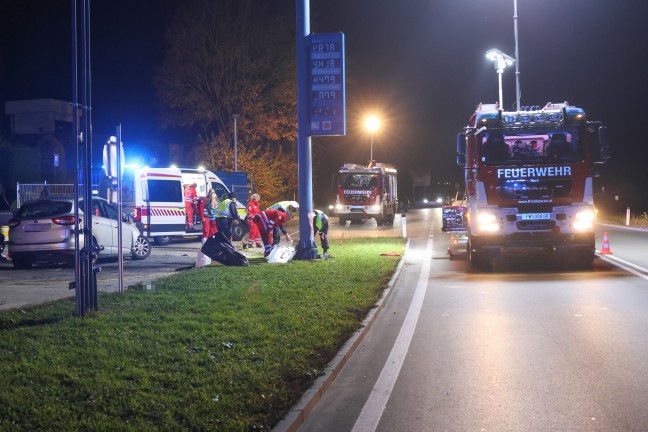 T�dlicher Unfall: Auto auf Innviertler Stra�e bei Grieskirchen frontal gegen Preisanzeiger gekracht