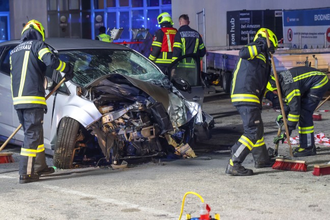 T�dlicher Unfall: Auto auf Innviertler Stra�e bei Grieskirchen frontal gegen Preisanzeiger gekracht