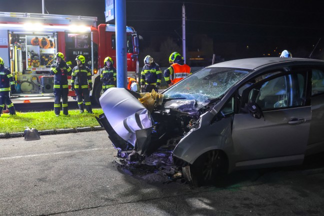 T�dlicher Unfall: Auto auf Innviertler Stra�e bei Grieskirchen frontal gegen Preisanzeiger gekracht