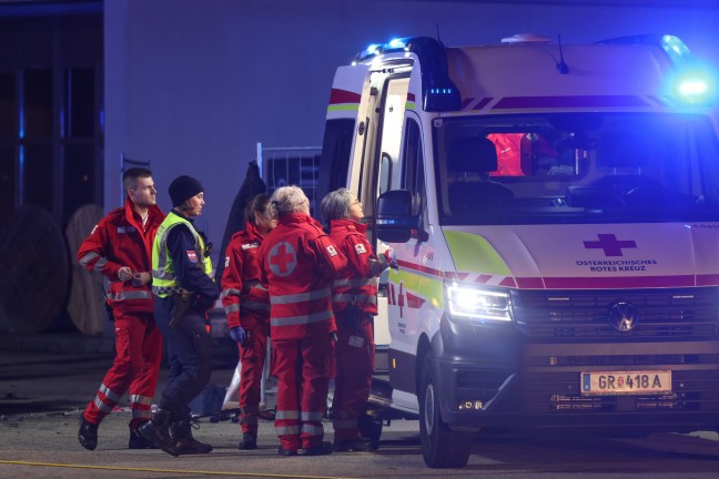 T�dlicher Unfall: Auto auf Innviertler Stra�e bei Grieskirchen frontal gegen Preisanzeiger gekracht