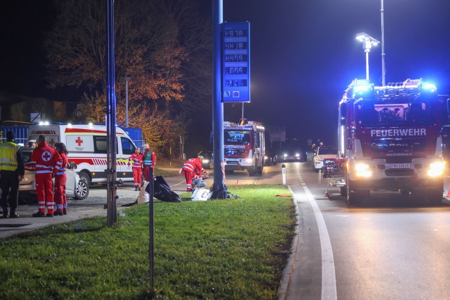 T�dlicher Unfall: Auto auf Innviertler Stra�e bei Grieskirchen frontal gegen Preisanzeiger gekracht