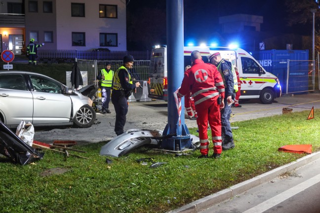 T�dlicher Unfall: Auto auf Innviertler Stra�e bei Grieskirchen frontal gegen Preisanzeiger gekracht