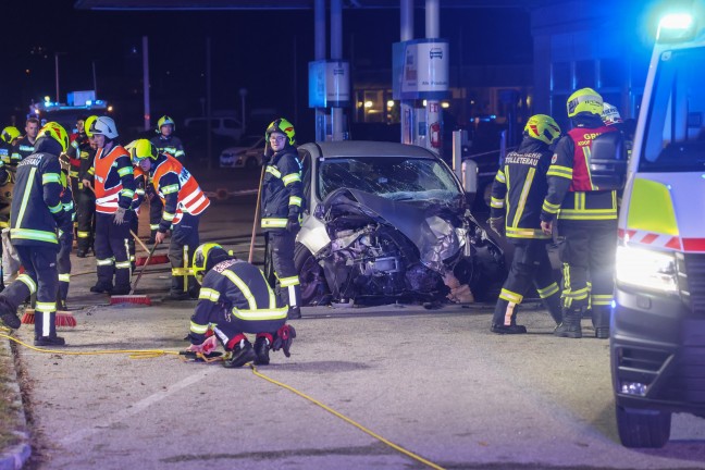 T�dlicher Unfall: Auto auf Innviertler Stra�e bei Grieskirchen frontal gegen Preisanzeiger gekracht