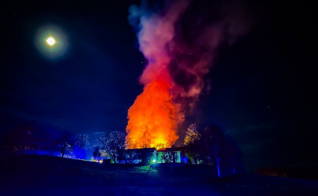 Gro�brand: 18 Feuerwehren bei Vollbrand eines Wirtschaftstrakts in Geretsberg im Einsatz