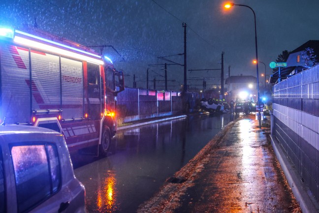 Lenkerin verletzt: Auto bei Unfall mit parkendem PKW in Ansfelden �berschlagen