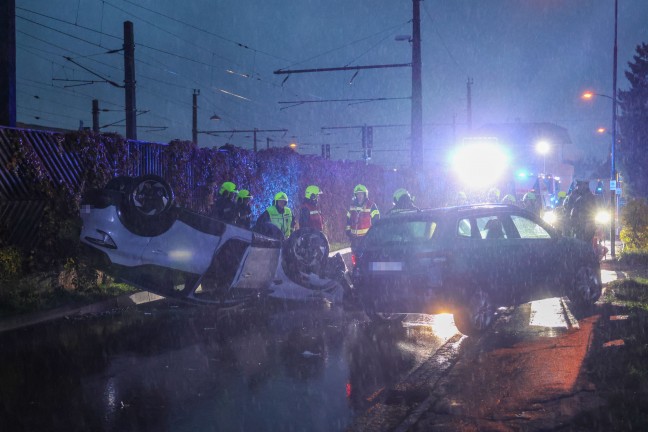 Lenkerin verletzt: Auto bei Unfall mit parkendem PKW in Ansfelden �berschlagen