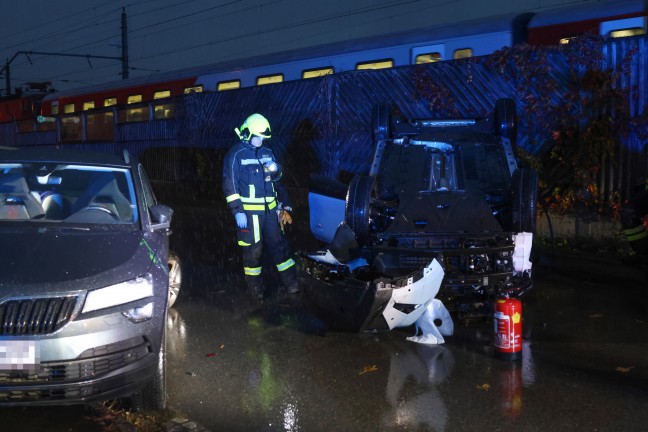 Lenkerin verletzt: Auto bei Unfall mit parkendem PKW in Ansfelden �berschlagen