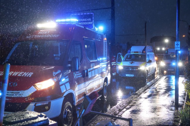 Lenkerin verletzt: Auto bei Unfall mit parkendem PKW in Ansfelden �berschlagen