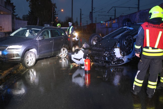 Lenkerin verletzt: Auto bei Unfall mit parkendem PKW in Ansfelden �berschlagen