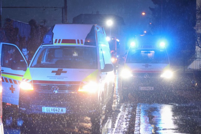 Lenkerin verletzt: Auto bei Unfall mit parkendem PKW in Ansfelden �berschlagen