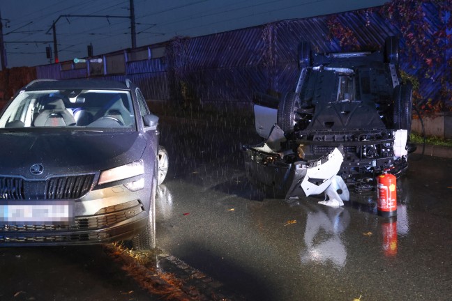 Lenkerin verletzt: Auto bei Unfall mit parkendem PKW in Ansfelden �berschlagen