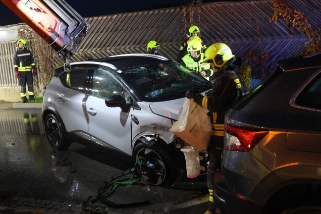 Lenkerin verletzt: Auto bei Unfall mit parkendem PKW in Ansfelden �berschlagen