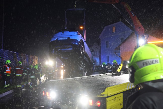 Lenkerin verletzt: Auto bei Unfall mit parkendem PKW in Ansfelden �berschlagen