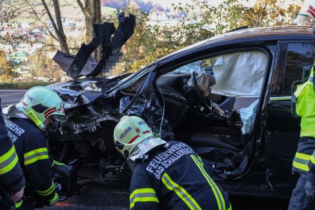 Frontalcrash: Personenrettung bei schwerem Verkehrsunfall auf Innviertler Stra�e in Bad Schallerbach